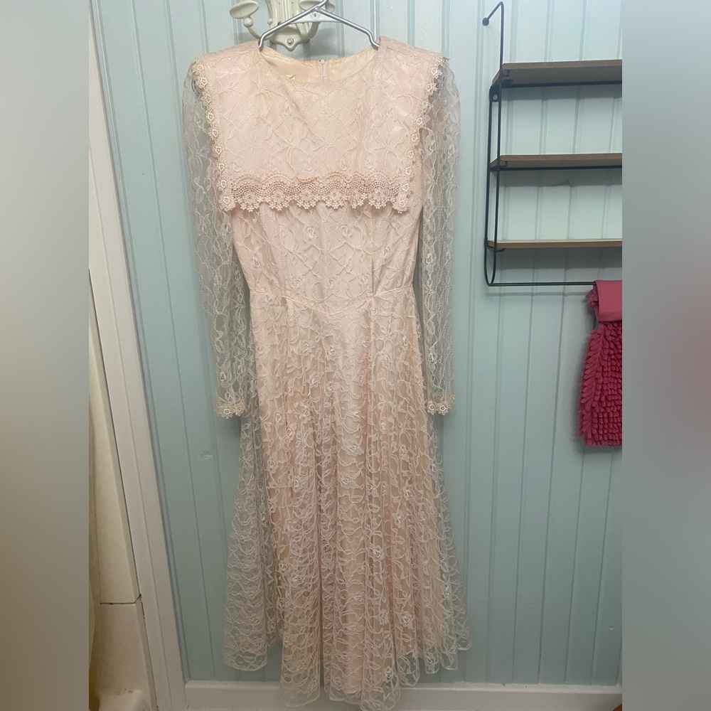 Vintage light pink lace dress size 3 to 4 (j)